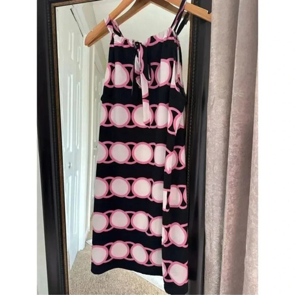 Crown & Ivy Pink Geometric Shift Dress 
Size 4P 
 Black Pink Retro Mod Print - Picture 2 of 4